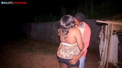 Straßenromanze und heißer Sex mit einem molligen Mädchen aus dem Club